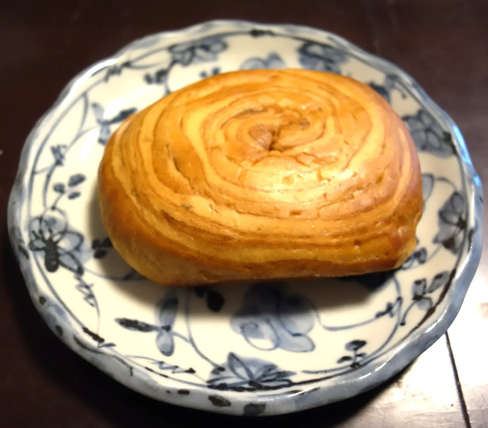 尾西のひだまりパン メープルの本体アップ。渦巻き状の層とつやが見える