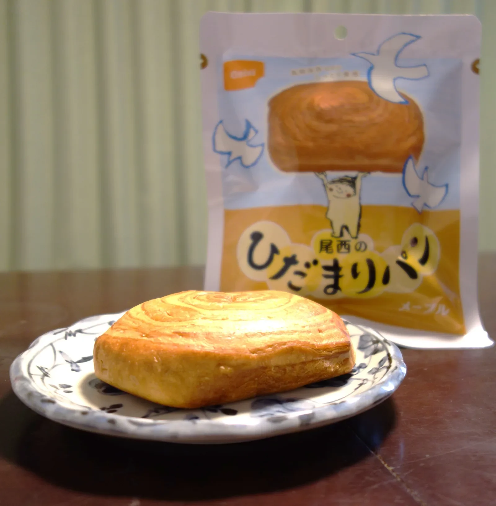 尾西のひだまりパンメープルのパン本体とパッケージ