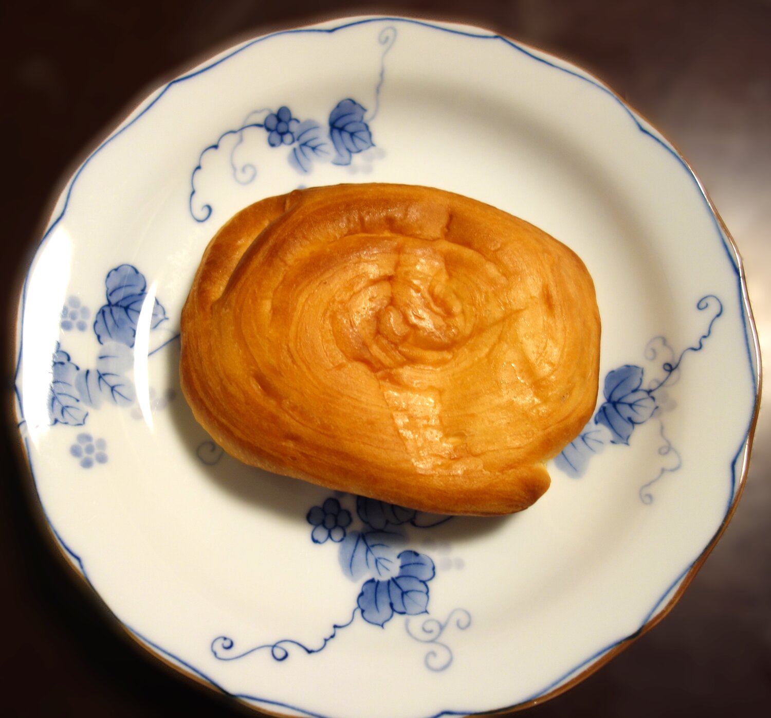 尾西のひだまりパン プレーンを上から見た写真。渦巻き状の層と焼き色