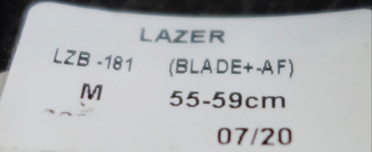 ヘルメット内側のラベル。LZB-181 BLADE+-AF M 55-59cm 07/20の表記