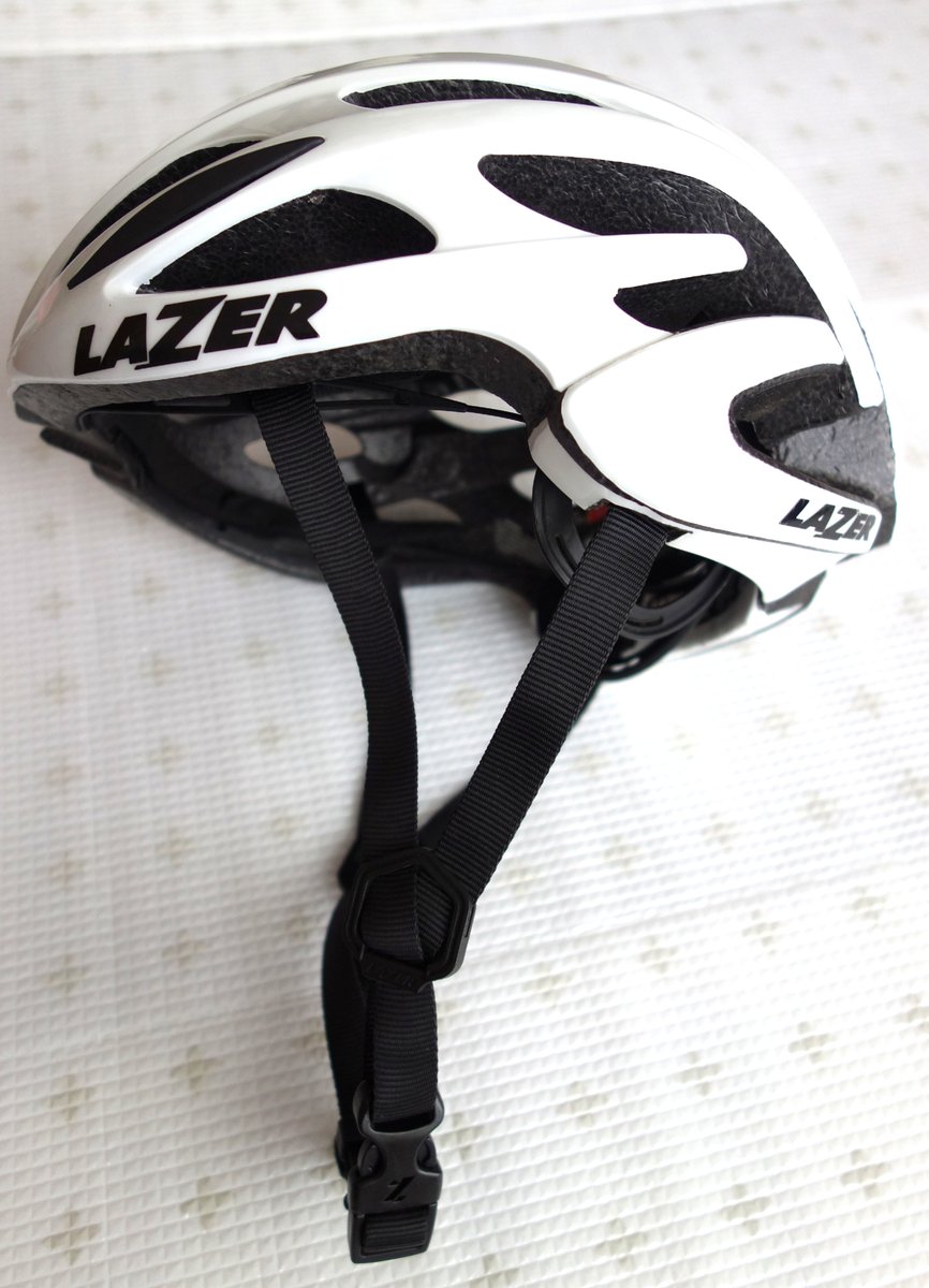 LAZER Blade+ AF(白)の左側面。LAZERロゴと黒いあご紐