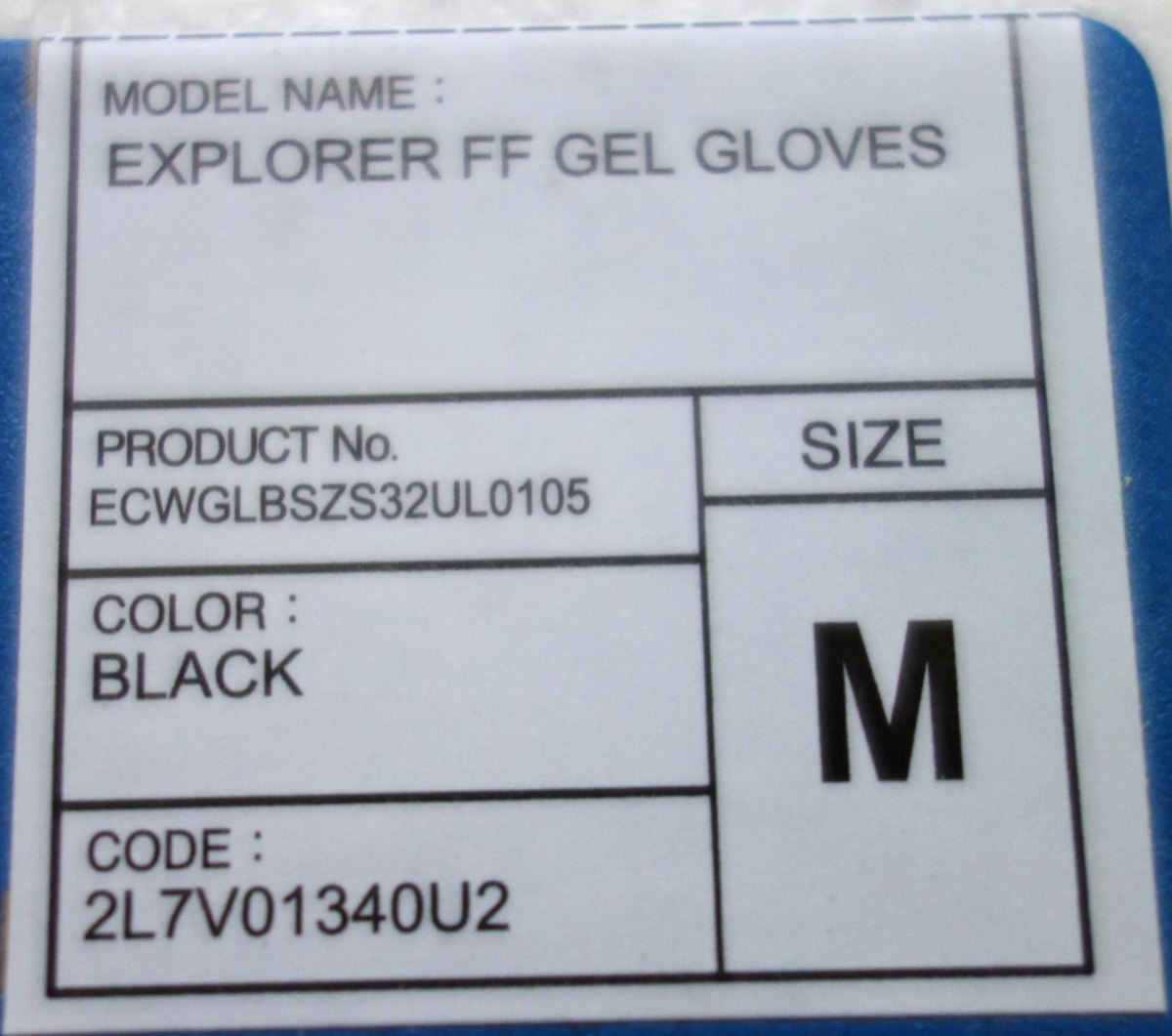 品番ラベルの接写。MODEL NAME EXPLORER FF GEL GLOVES、PRODUCT No. ECWGLBSZS32UL0105、COLOR BLACK、SIZE M、CODE 2L7V01340U2