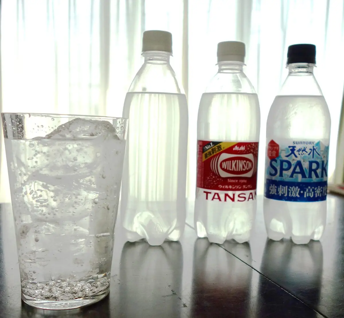 炭酸水3本を同じグラスと氷で飲み比べる様子