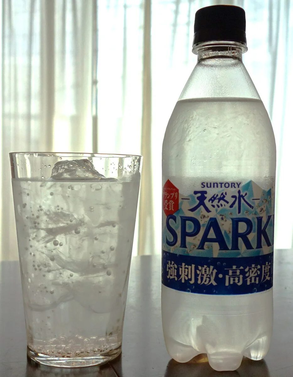グラスに注いだサントリー天然水SPARKLING