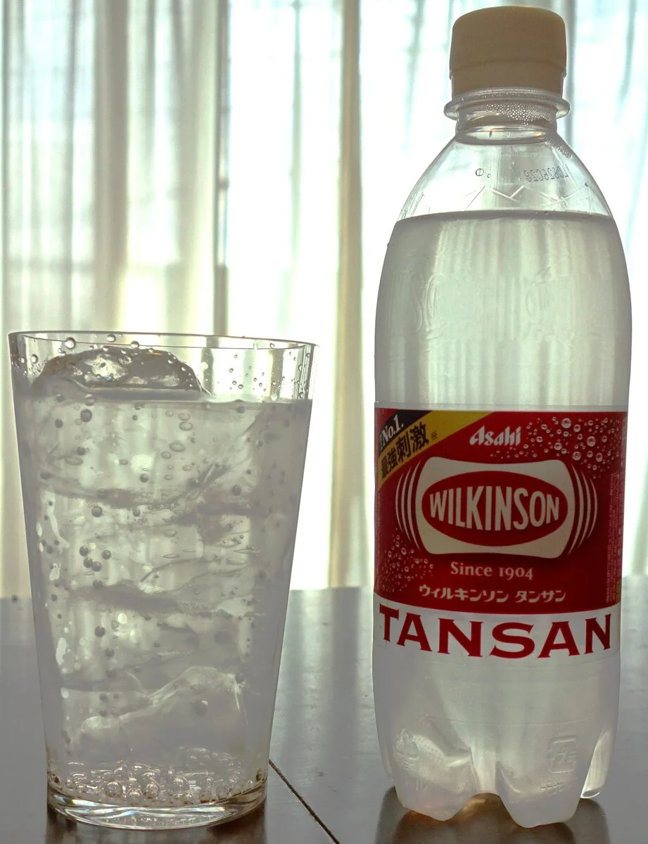 グラスに注いだウィルキンソン タンサン