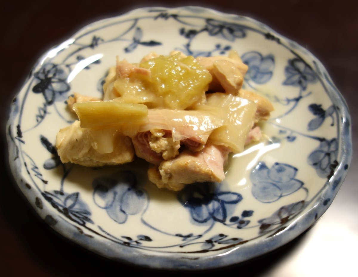 別角度から見たトロトロねぎの塩麹チキン。鶏肉のかたまりと長ねぎ