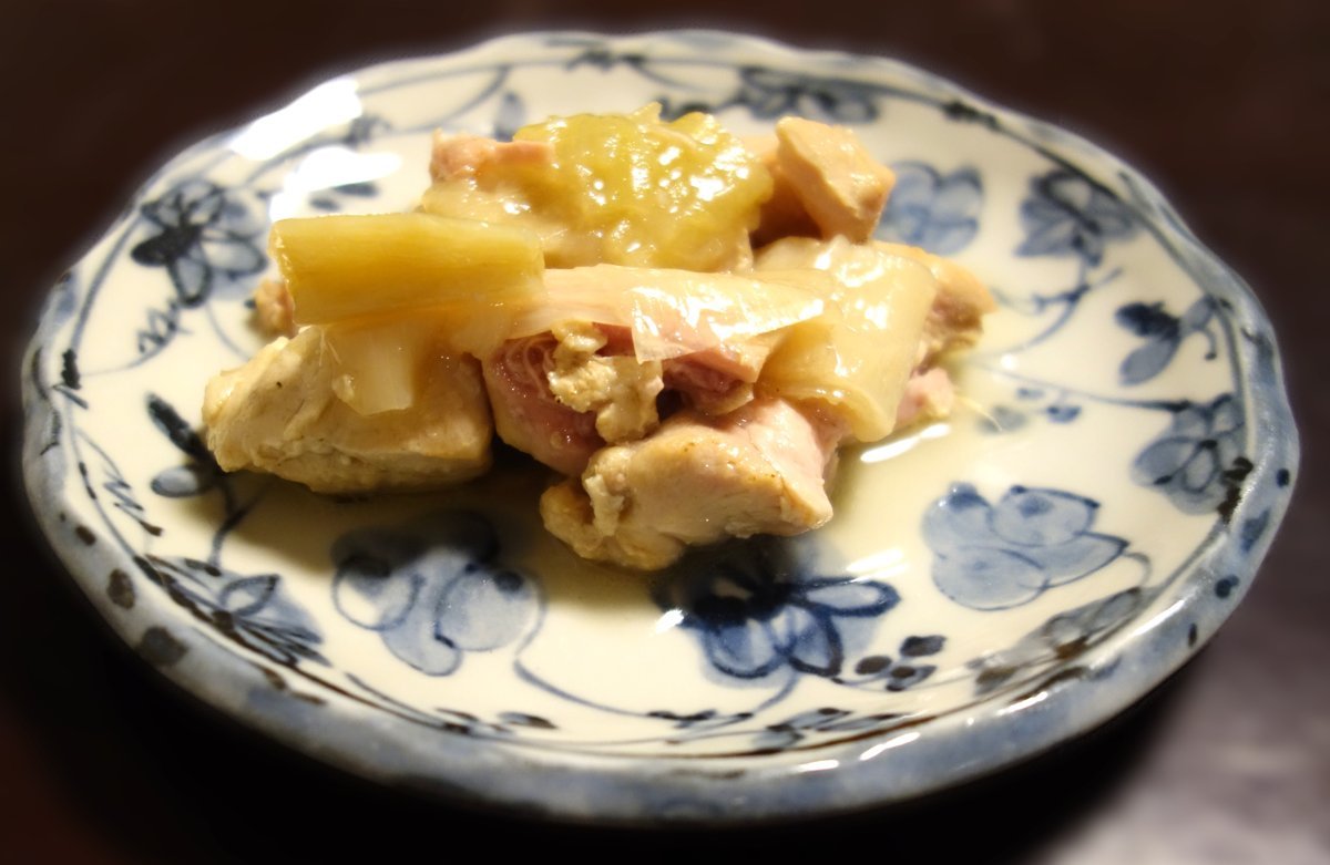 皿に盛ったトロトロねぎの塩麹チキンのアップ。柔らかく煮えた長ねぎと鶏肉