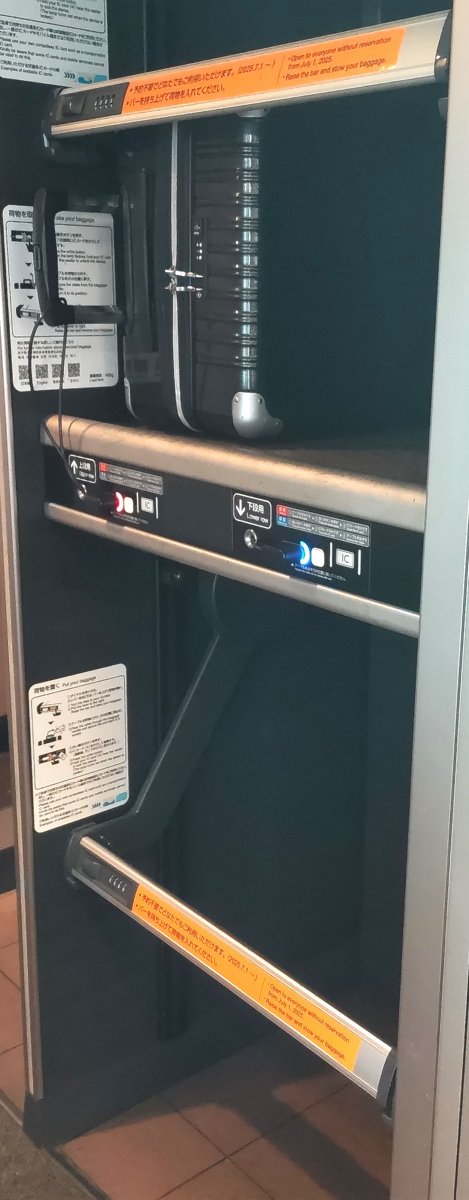 東海道新幹線のデッキにある荷物置き場(旧・特大荷物コーナー)の全景。上段・下段の2段構造