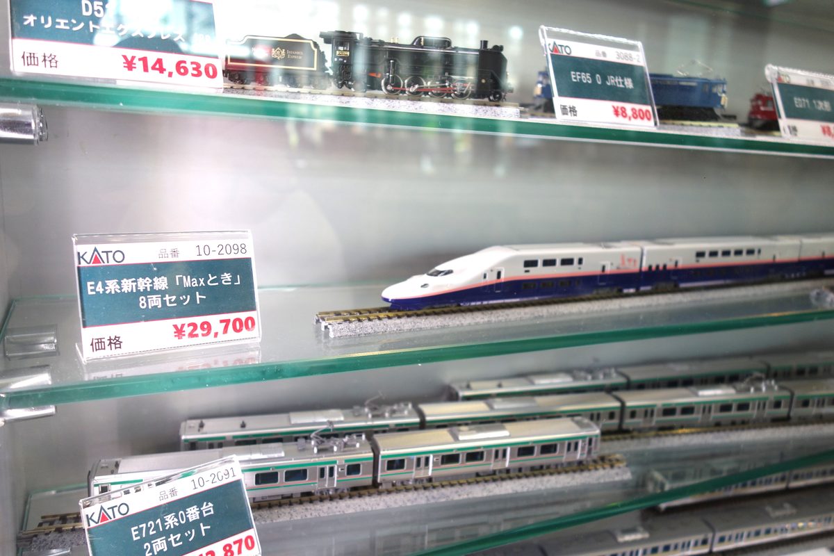 ガラスケースに並ぶKATOのNゲージ車両と値札