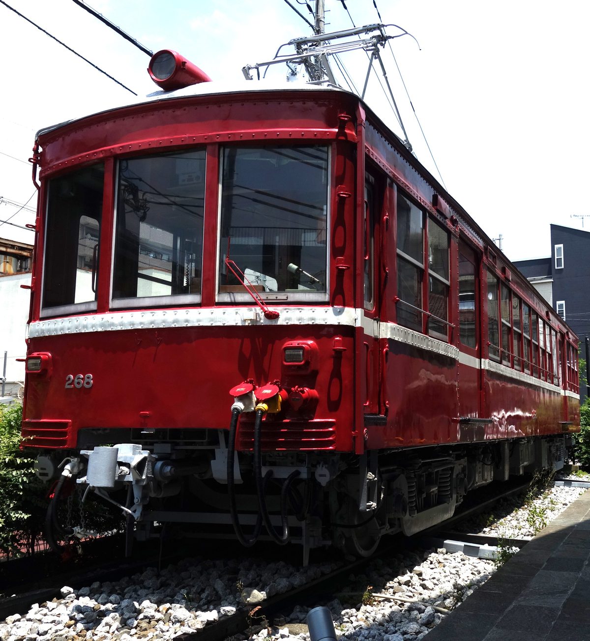 ホビーセンターカトー東京の屋外に展示されている赤い電車、京急デハ268号