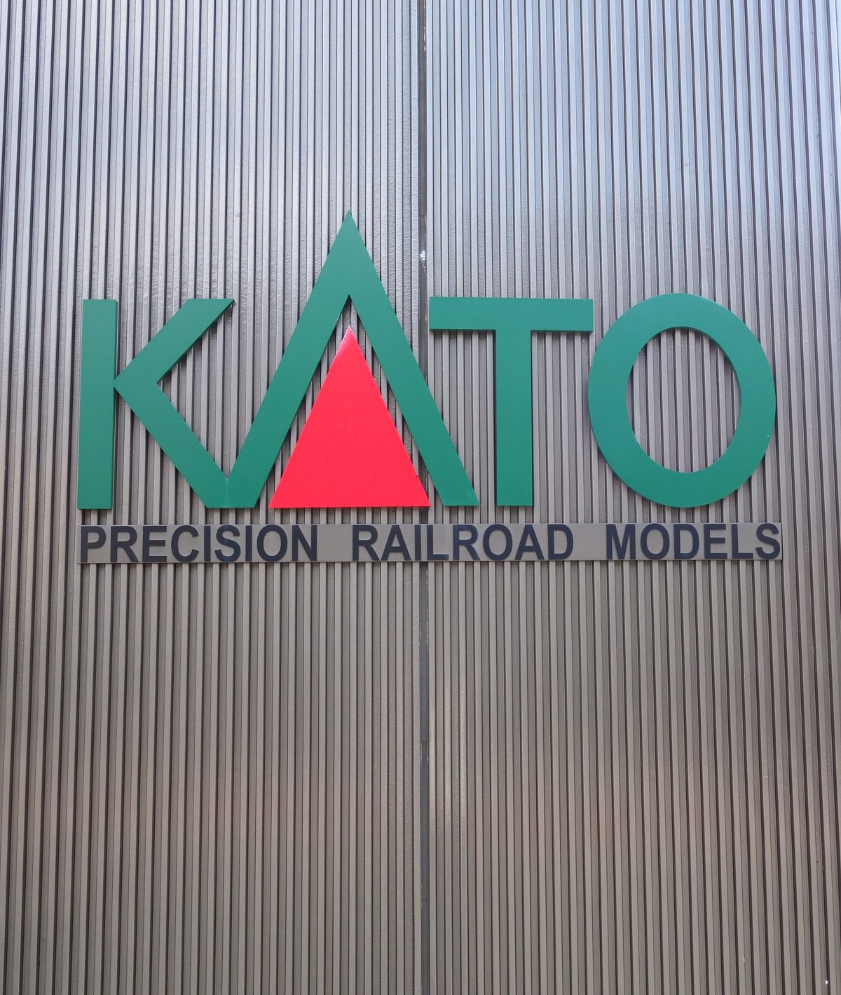 ホビーセンターカトー東京の建物に掲げられたKATOのロゴ看板
